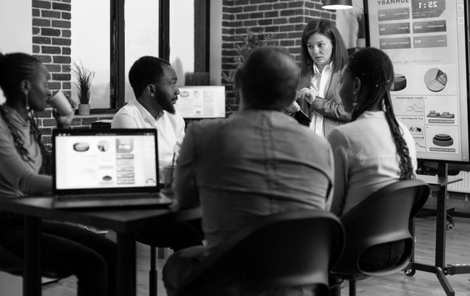 企業財務會議討論場景